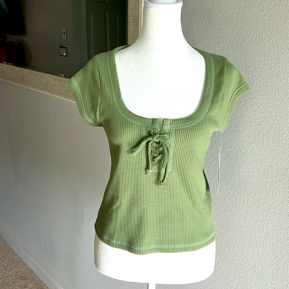 OUTLAW: Green Crop Top with lace up front Size M. NWT - Picture 1 of 9